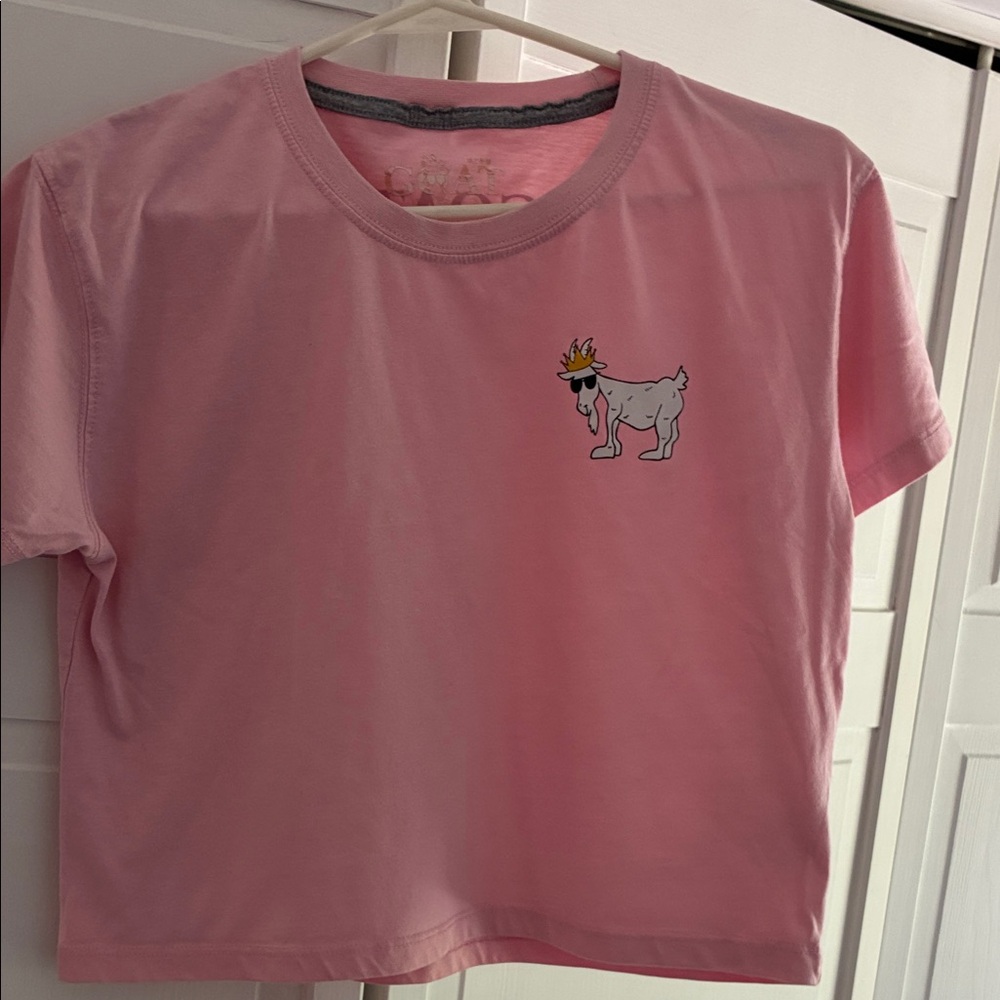 GOAT cropped Short Sleeve Pink Graphic Tee
